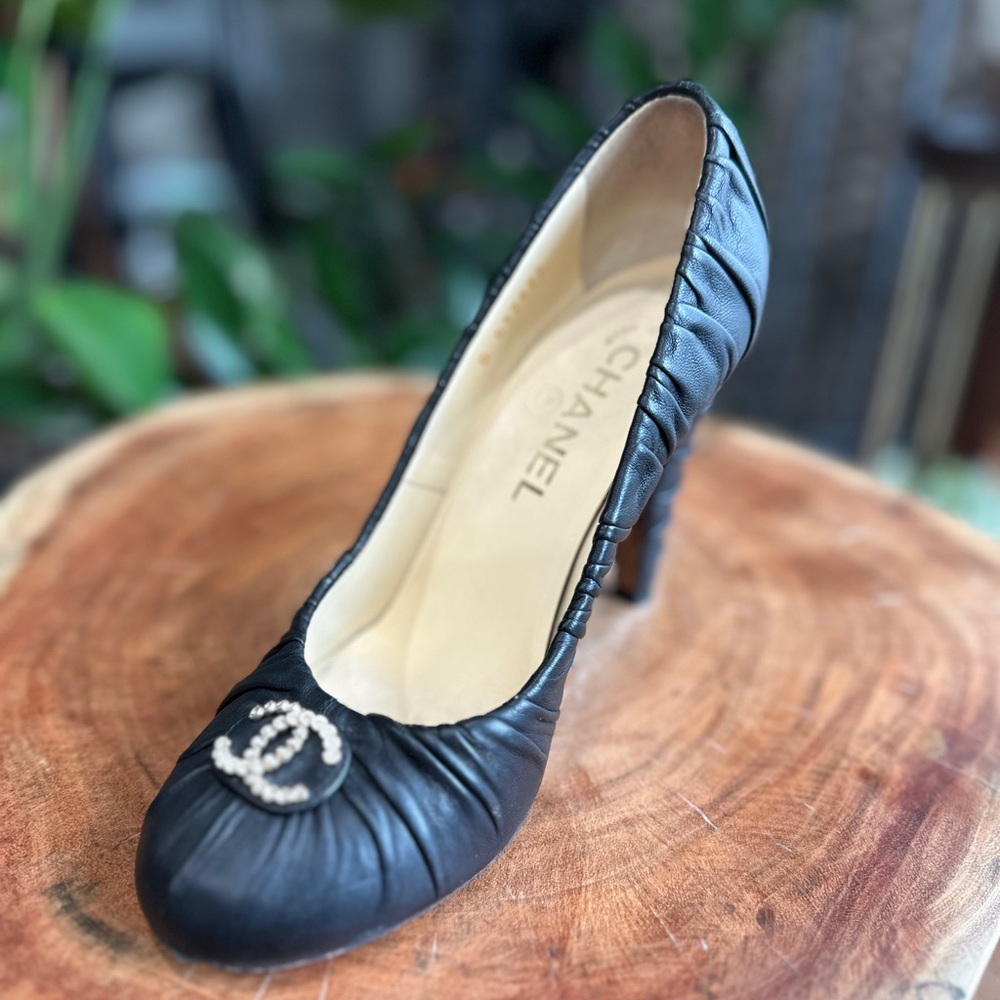 Chanel Ruched Leather CC Rhinestone Pumps Heels Size 36.5C - Picture 7 of 8